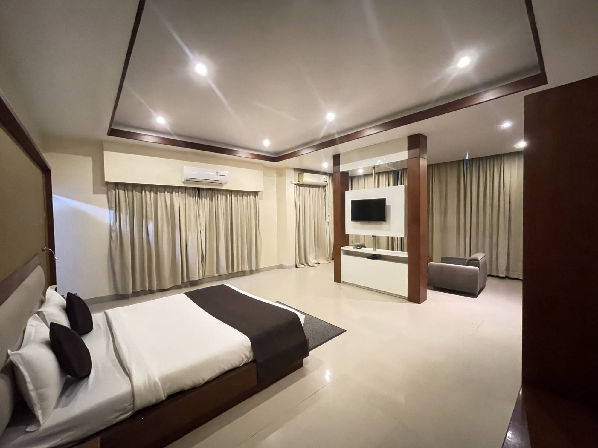 Tania Searock Hotel, Daman